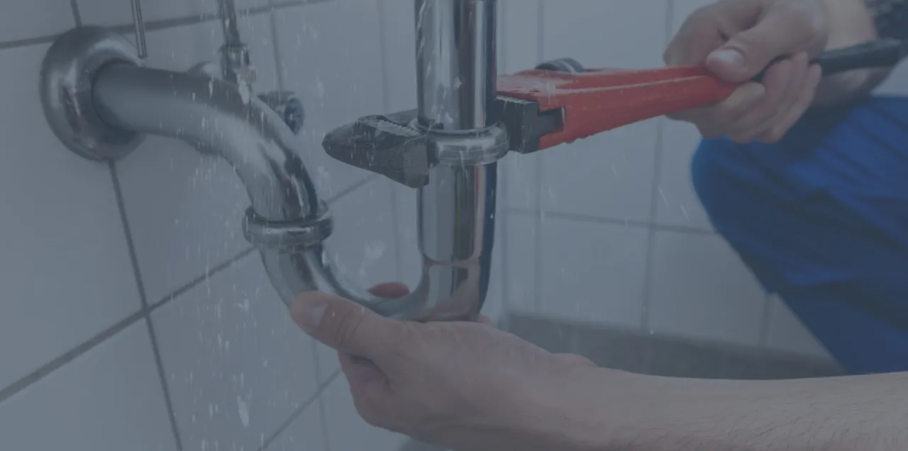 Réparation de tuyauterie sous un lavabo