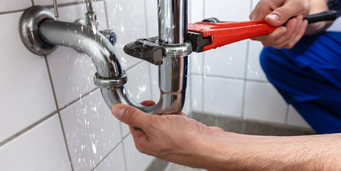 Réparation d’une canalisation sous un lavabo